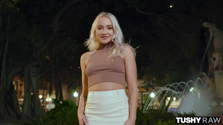 Tushyraw: Tushyraw bionda carina si allunga il suo culetto perfetto