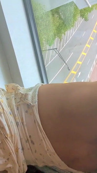 Istri yang doyan selingkuh lagi asik di depan jendela hotel- sampai suaminya pulang lebih awal dari pertemuan