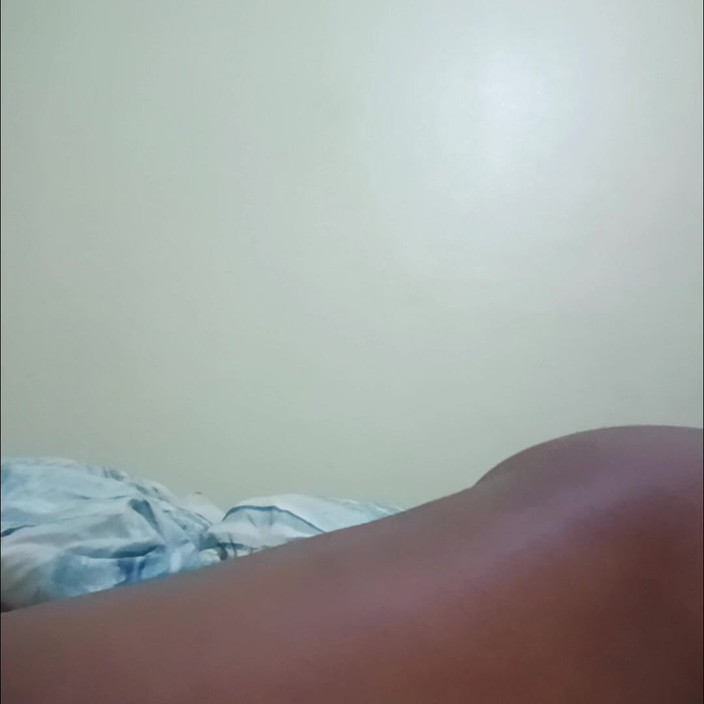 Briita: मेरी चूत में गाजर के साथ बिस्तर पर कूदना।