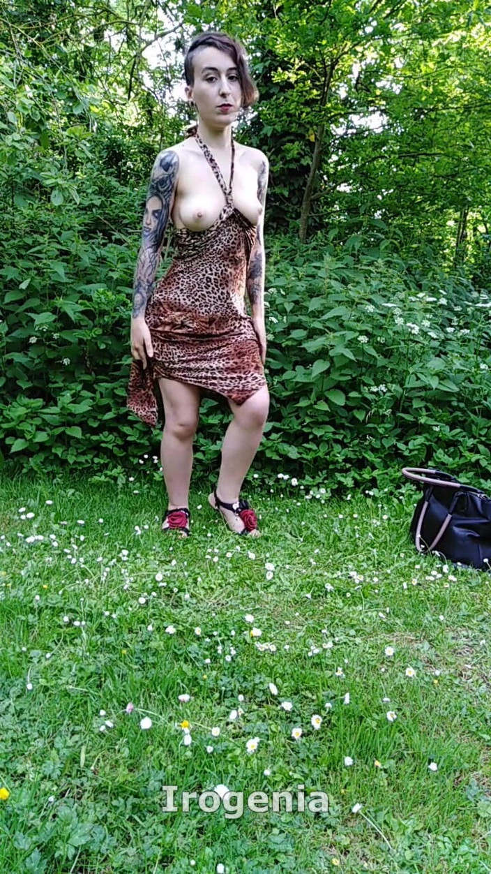 Irogenia: 森林深处，一个欲火焚身的荡妇填满所有洞穴