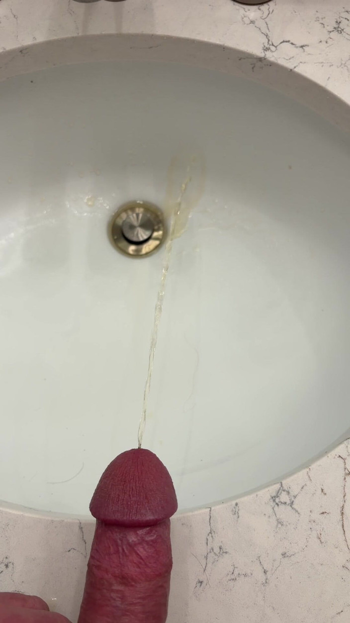 Tatted Daddy: Wastafel kencing dalam gerakan lambat