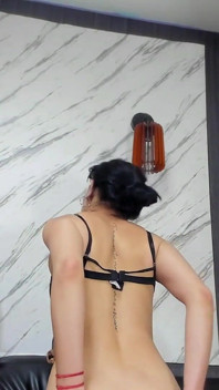 Des filles sexy chevauchent une énorme bite
