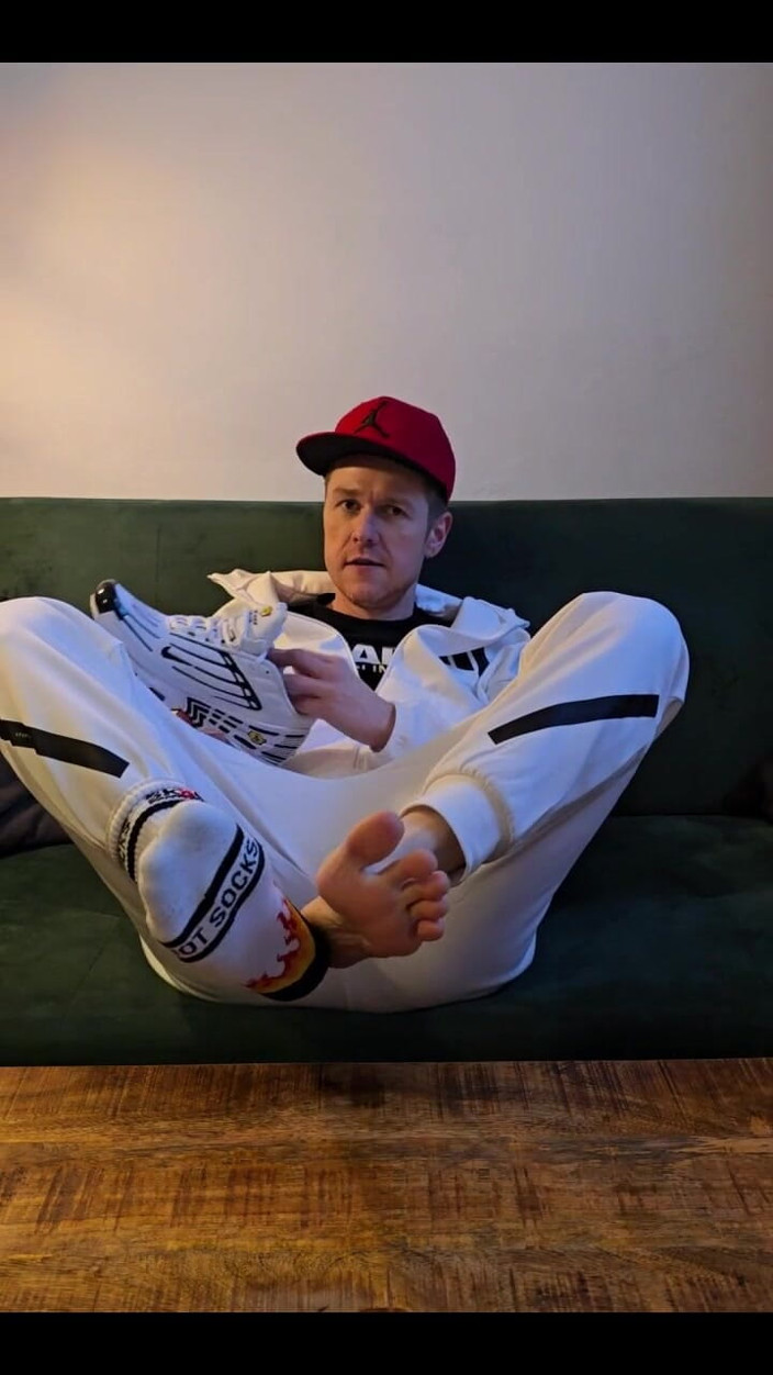 Roman Heart: Kul i vit Adidas spårdräkt