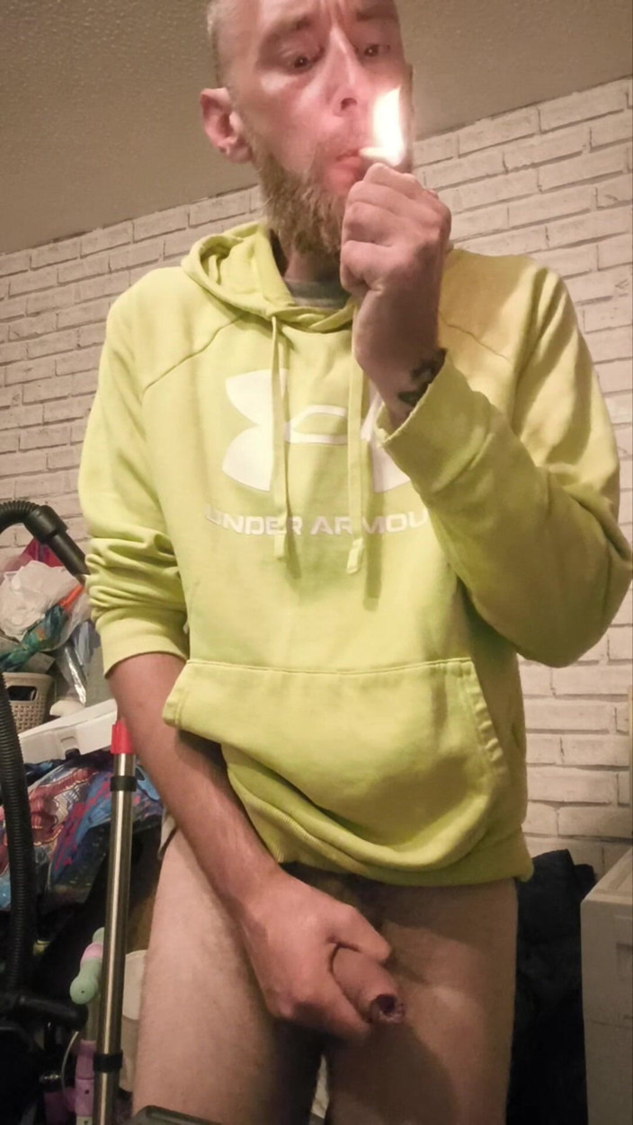 Smoking stoker: Grande pau masturbando e fumando