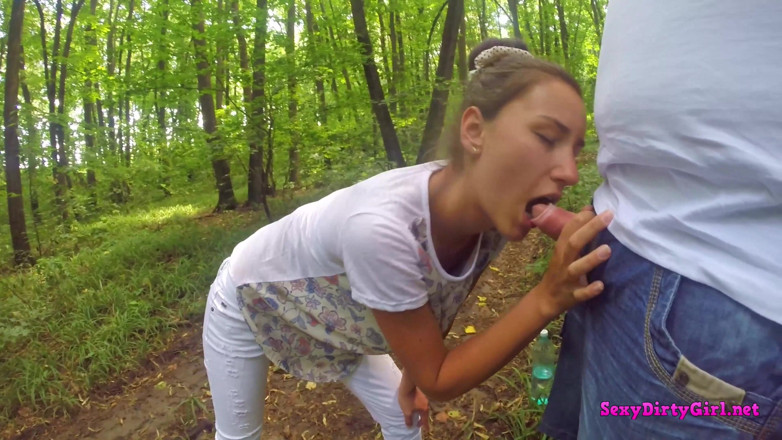 Sexy Dirty Girl: Succhio il suo cazzo nel bosco