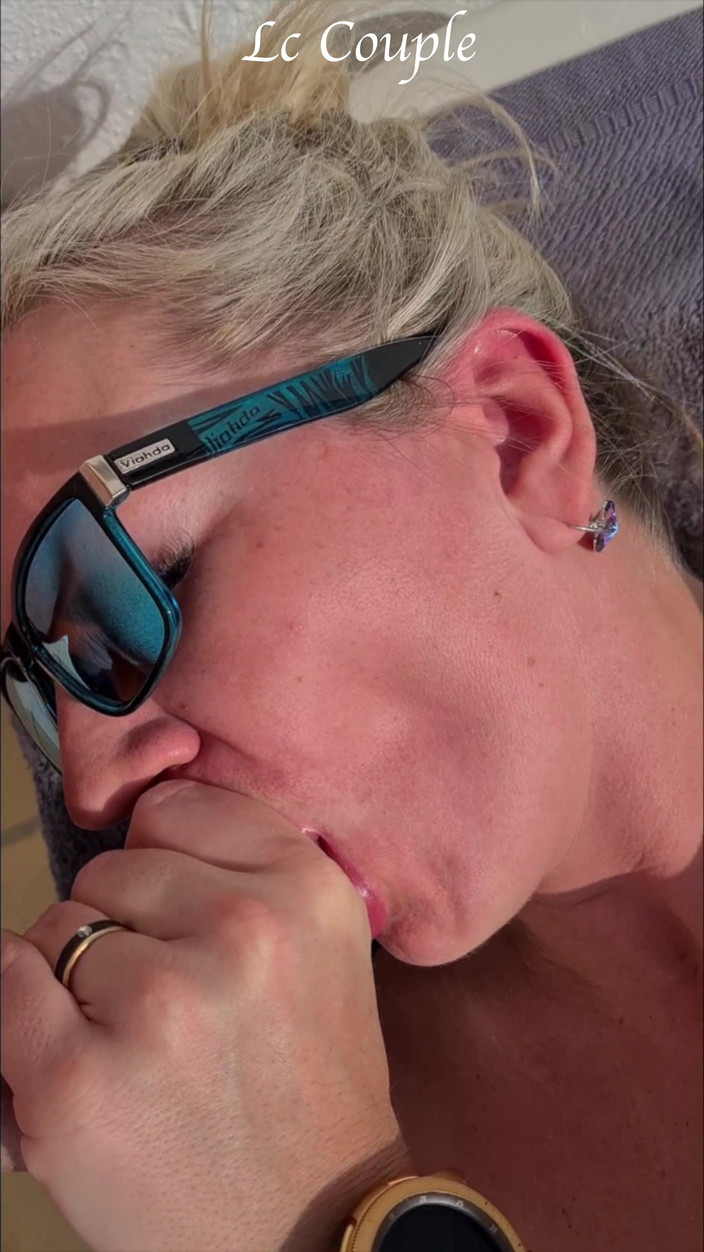 LC couple: Blonde hete amateurvrouw op vakantie neemt een zonnebad met haar...