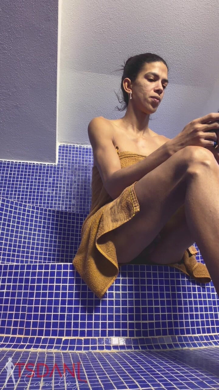 Tsdanisantos1: 마른 욕조에 있었고, 나는 그곳에서 잠시 정신을 돌리려고 있었다.