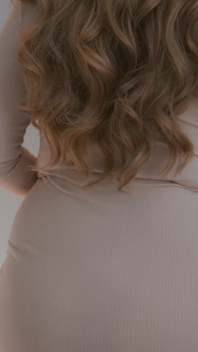 Mollige MILF masturbiert im stehen