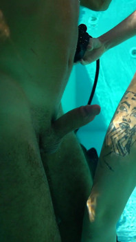プールで水中ファック