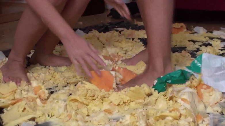 Foot Girls: Шлюхи топчуть їжу у вітальні