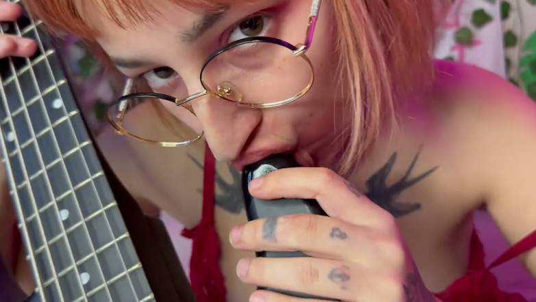 lanalovacutie: Fuck-my-guitar