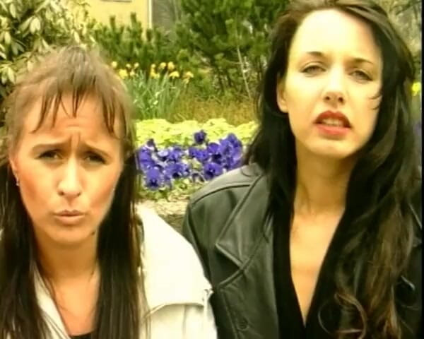 YOUR FIRST PORN: Lesbienele amatoare încearcă latex și bici