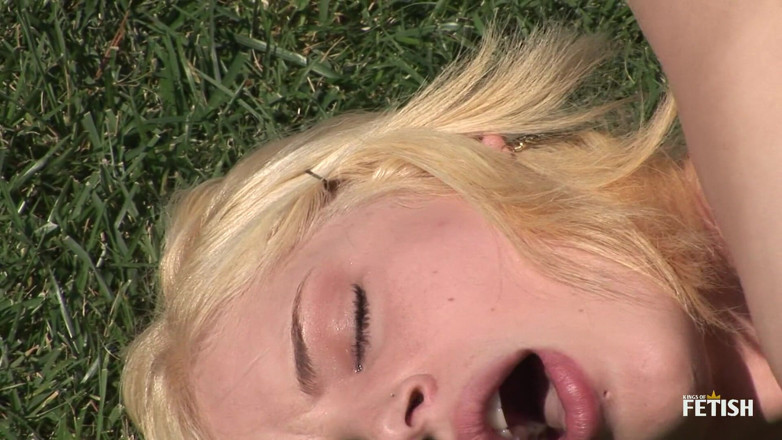 18Teen+ Sexperience: La cheerleader bionda con i seni piccoli succhia e scopa...