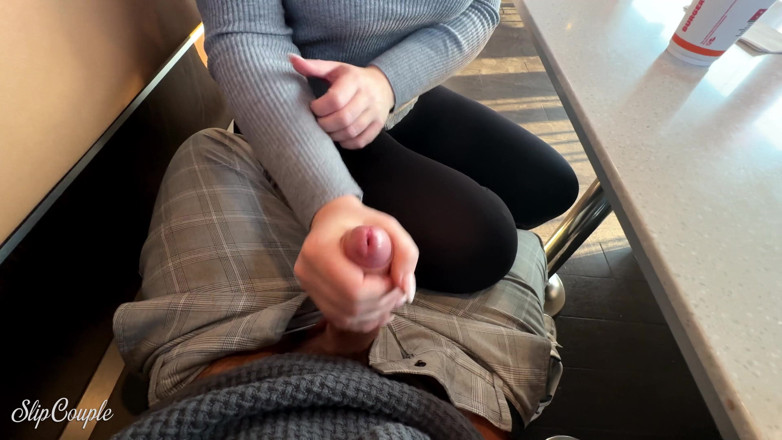SlipCouple: Fată excitată se joacă cu pula în restaurantul fast-food - muie riscantă