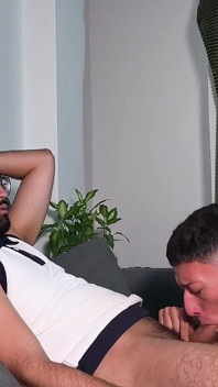 Sexy twink jacobo torres lutscht heißen papi camilo browns großen unbeschnittenen schwanz
