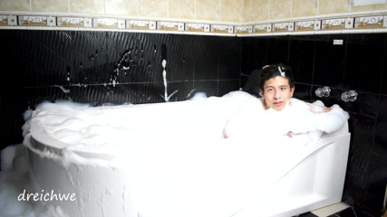 Dreichwe: Playing in the jacuzzi