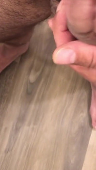 Masturbation et éjaculation pour Sessolino69. Beau point de vue pour les amateurs de pieds