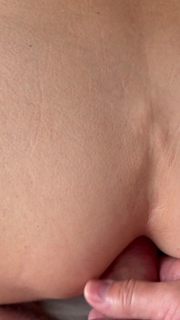 En filmant une scène de masturbation, je demande au vidéaste de m’enculer