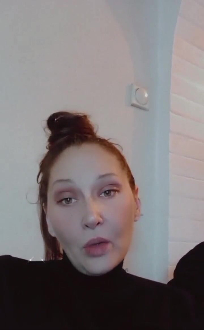 Dominatrix Redsonyja: 私は自分自身を崇拝するのが大好きで、特に奴隷が私を崇拝し、私の神性と私の性的な倒錯した才能を賞賛するときが大好きです。パート3