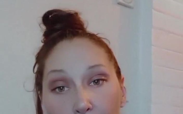 Dominatrix Redsonyja: Eu amo me adorar e amo especialmente quando meu escravo...