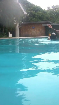 Горячие моменты индийской пары дези в бассейне отеля