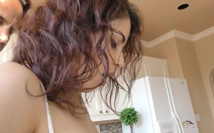 Perv Milfs n Teens: Penelope reed knullar sin styvdaddie för att hålla honom tyst...