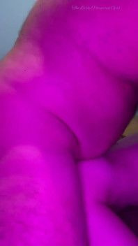 Malá děvka čistí ptáka po tom, co dostala sperma do zadku