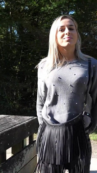 Vacker 18-årig blond marinsoldat poserar sexigt under sin porrcasting