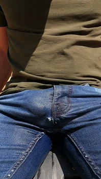 Je mouille mon jean et taquine ma bite avec des vibromasseurs