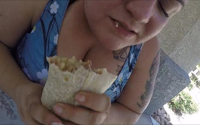 BBW Pleasures: Une SSBBW mange un énorme burrito à la piscine
