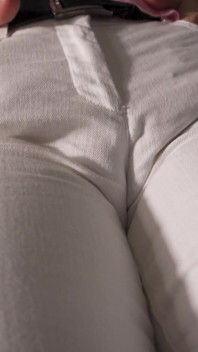 Milf en jeans blancos mostrando sus grandes labios marcados