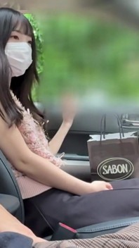 Tâm trạng xe tăng lên, lái xe thân mật dẫn đến thổi kèn vui tươi và khoảnh khắc nuốt tinh nhẹ nhàng