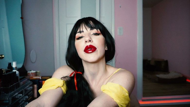 SavvyStar: Belles Big Red Lips