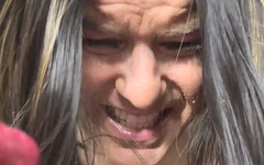 डिल्डो की सवारी करने के लिए जाग गया।