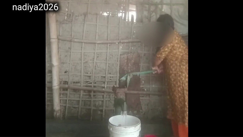 nadiya2026: Moja Macocha włącza się, gdy patrzę na nią pod prysznicem.