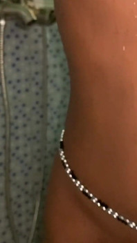 Quente pequena negra gata gosta de momento solo no banheiro acariciando seus peitos pequenos