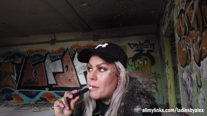 Fetish videos by Alex: Blonde dame rookt een elektronische sigaret op de trap