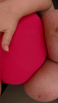 Mamă Sexy Cu Țâțe Uriașe Se Joacă Cu Pizda Ei Și Îți Scutură Pepenii Peste Față