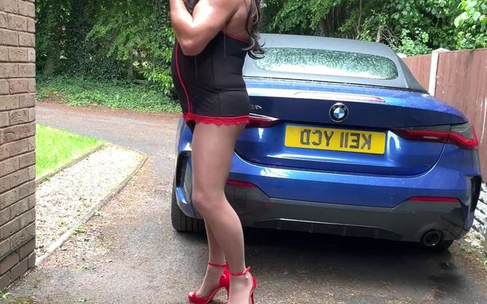Kellycd2022: Si seksi crossdresser kellycd2022 dengan stoking mini seksi dan sepatu...