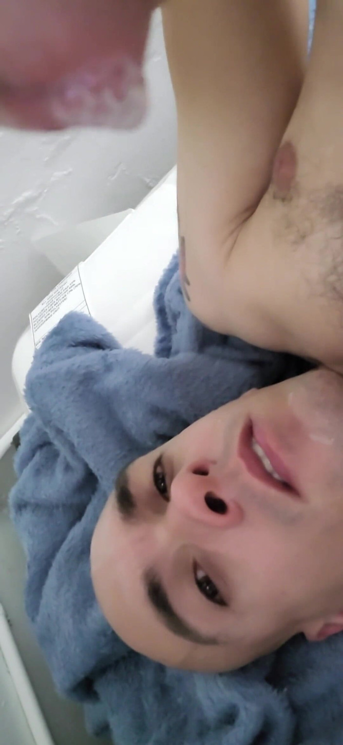 Kinkyboymilk: Cumdump avale une salope