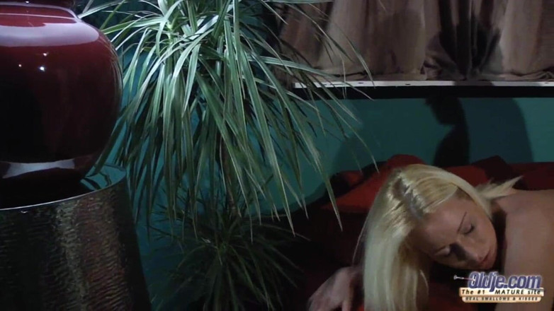 Oldje: Un vieux excité baise une ado blonde sexy dans sa...