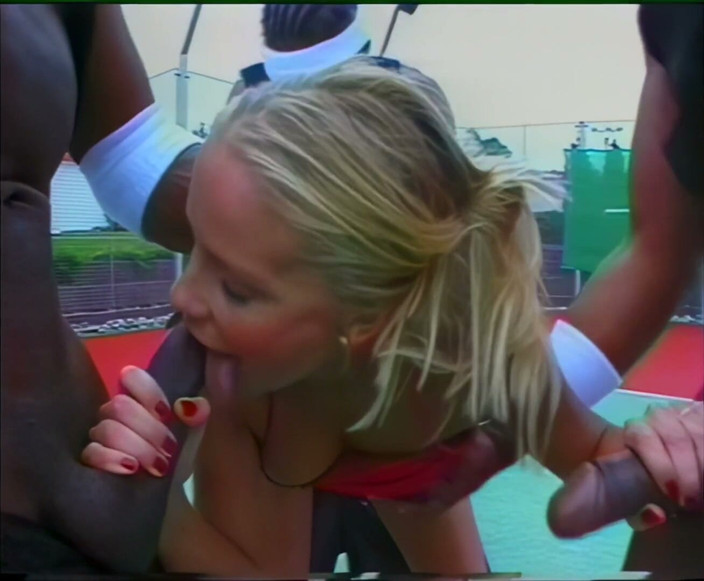 Africans Orgasm: 两个为性欲狂金发女准备的怪物非洲人