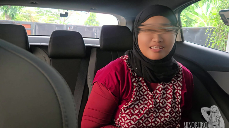 Minokiiko: Muncitoare musulmană asiatică disperată hijabi se luptă cu taxiul bill,...
