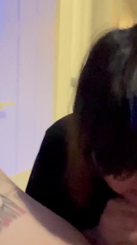 La bella queer fà un al fidanzato con bianco