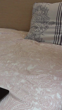 Busty milf (má mì quyến rũ) lừa dối chồng cô ấy trên webcam. Mông to trong quần tất nylon. Tôn sùng chân.