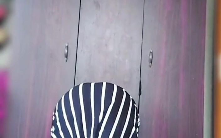 Kitty_Cross: Masturbuje a skvělá nálož Cumshot na konci velký bublinový zadek...