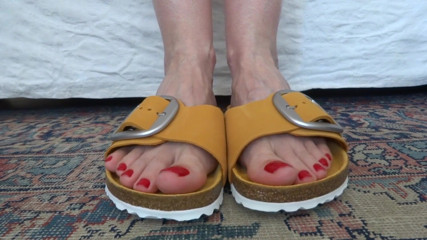 Lady Victoria Valente: pair ki anguni kism - naarangi chappal men mere pair ki...