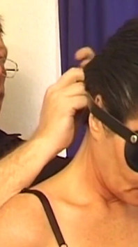Gözleri bağlı olgun esmer orta yaşlı seksi kadın şehvetli samimi muayeneye katlanıyor