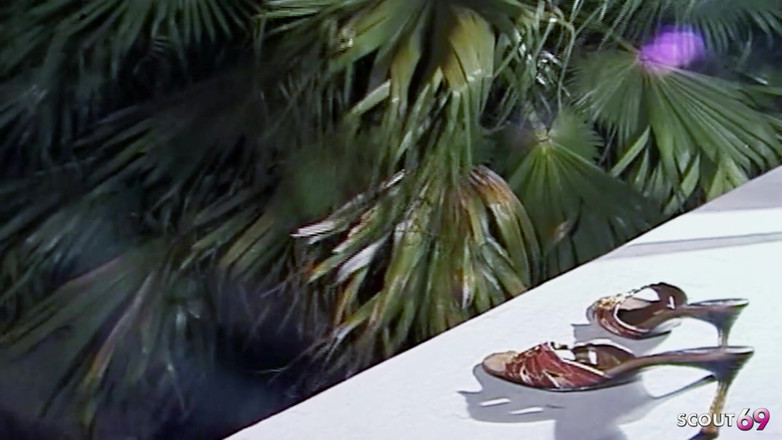 Shemale TS Collection: Latinoameričanka Tranny s velkými prsy chycena na balkóně s podivnými...