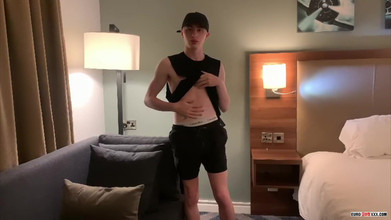 Euro boy xxx: Cachonda en la habitación del hotel